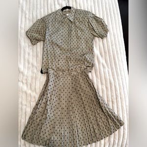 Elegant Jones Of New York Tan size 6 Blouse and Pleated skirt!